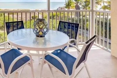 Image de Profitez de la vue sur le golfe à partir de ce condo de trois chambres totalement rénové!
