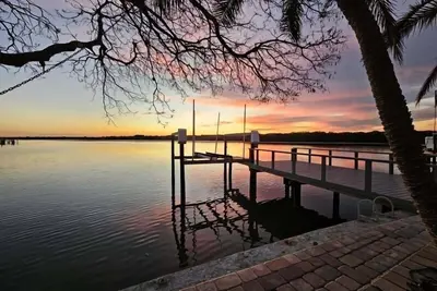 Image de 180 ° Waterfront Home in Irb - chien et bateau amicaux!