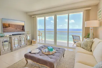 Image de Balcon enveloppant Gulf Front ~ Service de chaises de plage! Courts séjours disponibles!