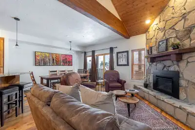 Image de Impressionnant 3 chambres, 3. 5 Ba condo avec accès navette incroyablement facile. Super Comfy!