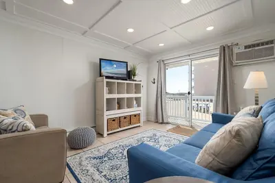 Image de Condos en bord de mer avec rare 2 nuits minimum de location et draps inclus!