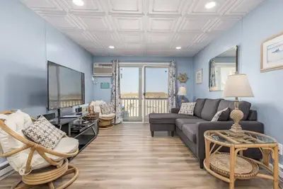 Image de Condos en bord de mer avec rare 2 nuits minimum de location et draps inclus!