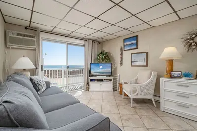 Image de Condos Oceanfront avec 2 nuits minimum de location minimum et les draps inclus!