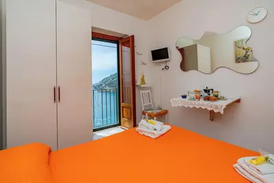 Image de Dependance Rosetta Chambre vue mer avec balcon français Wifi gratuit Air Conditionné