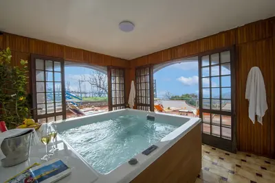 Image de Villa élégante et panoramique avec solarium avec vue sur la mer