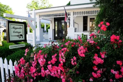Image de Magnolia Cottage exquis chalet privé au coeur de la vieille ville de Manteo!