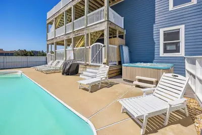 Image de Spacieux Oceanview Home, vagues w \/ ascenseur, piscine, bain à remous, salle de jeux, chien-friendly
