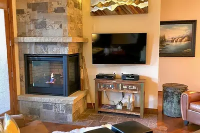 Image de Condo Bluesky spacieux de luxe à moins de 30 mètres de la remontée des flocons de neige 2br / 2 Ba