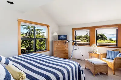 Image de Nouvellement LISTÉ! ! Style Nantucket Avec Vue Sur L'Eau Peak-A-Boo (Kanaka Bay)