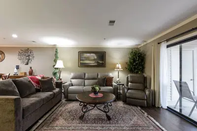 Image de Condo de luxe récemment rénové \/ coeur de Branson \/ abordable \/ piscine intérieure \/ spacieuse