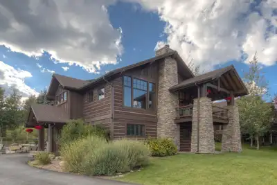 Image de Maison de luxe dans le centre-ville de Big Sky - à pied des restaurants, boutiques et événements