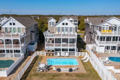 Image de Avalon: quartier de Old Nags Head Place avec piscine privée et bain à remous.