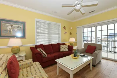 Image de Condo de luxe unique et festif de 3 chambres à coucher avec un décor côtier adorable et une connexion Wi-Fi gratuite situé au centre-ville sur la baie et à seulement deux pâtés de maisons de la plage et de Boardwalk!