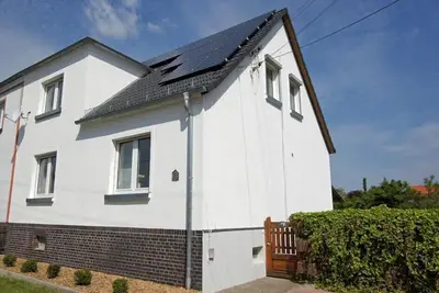 Image de Actif / culture / nature vacances dans une spacieuse maison avec un petit jardin