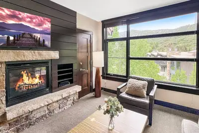 Image de Cœur de Snowmass Village. A / C, bain à remous extérieur, parking gratuit, ascenseur, balcon, laveuse / sécheuse.