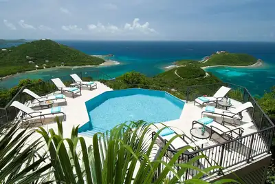 Image de Villa de luxe avec des vues incroyables! Piscine et bain à remous!