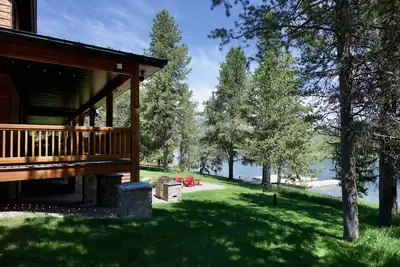 Image de Nouveau Luxury Lakefront Lodge à Henry's Lake près de l'entrée ouest du Pn Yellowstone