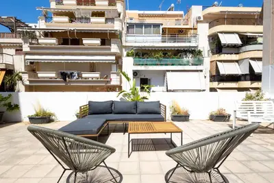 Image de Renovated (2025) 5 Bdr House near Acropolis - New Beds, Terrace & Green Yard