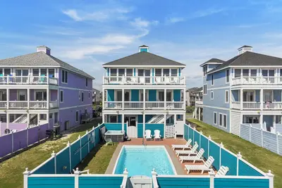 Image de Bottoms Up: magnifique maison en bord de mer, ascenseur, piscine privée chauffée, bain à remous et salle de jeux.