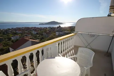Appartement d'une chambre avec la terrasse et la vue sur le mer Preko, Ugljan (A-8417-b)