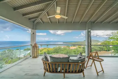 Image de Superbe villa de luxe avec grande piscine privée et magnifique vue mer.