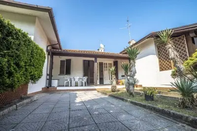 Image de Villa avec 4 chambres, entourée de nature, à 350 mètres de la plage pour 8 personnes