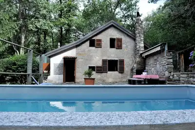 Image de Typique, romantique, bio Tessiner Cottage avec piscine pour votre famille et les chiens