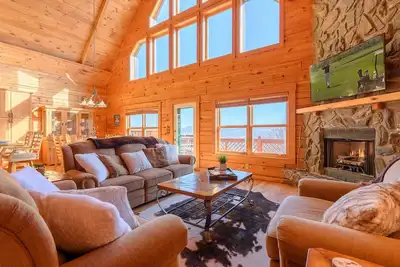 Image de Cabine 4br, grandes vues, bain à remous, baby-foot, à proximité des pistes de ski de Beech Mtn