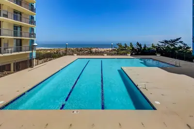 Image de Ocean View condo w / balcon et piscine partagée, tennis et salle de jeux - étapes de la plage!