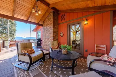 Image de 4br Mountain Home avec vue Ă long terme, bain Ă remous, salle de jeux, Playhouse, et salon en plein air!