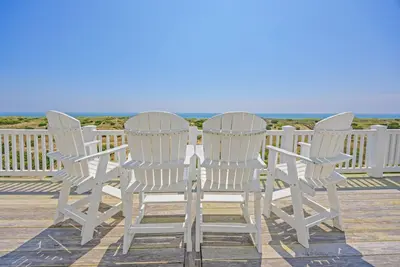 Image de Doit voir Oceanfront Estate-ascenseur, piscine personnalisée, théâtre + Game Rms, Dog-Friendly