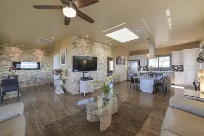 Image de Nouveau Hilltop Casita dans les contreforts avec vue sur la montagne et la ville environnantes!