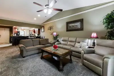Image de Magnifique condo de luxe rénové-coeur de Branson-piscine intérieure-grande et abordable