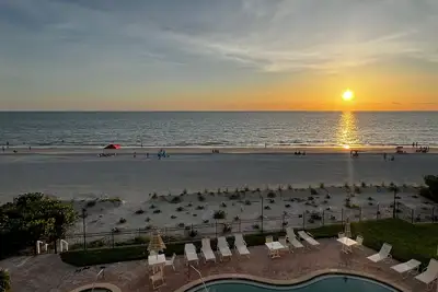 Image de Vacances d'été maintenant au Pier House 303 avec cuisine et mobilier tout neufs