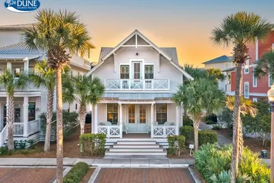Image de Seacrest de luxe \"Cottage Carefree Cottage\", décoré par des professionnels, près de la piscine 3 Br