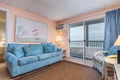 Image de Condos en bord de mer avec rare 2 nuits minimum de location et draps inclus!