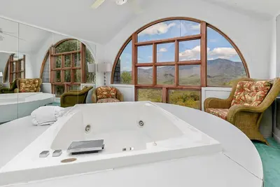 Image de Vue fantastique - quatre étages de luxe n'attendent que vous! Nouvelles rénovations!