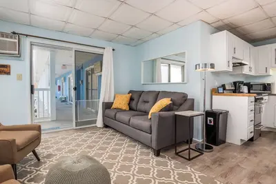 Image de Condos en bord de mer avec rare 2 nuits minimum de location et draps inclus!