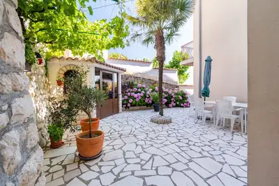 Appartement d'une chambre avec le balcon et la vue sur le mer Rab (A-14120-b)