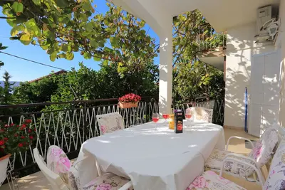 Appartement de deux chambres avec la terrasse et la vue sur le mer Seget Donji, Trogir (A-2029-a)