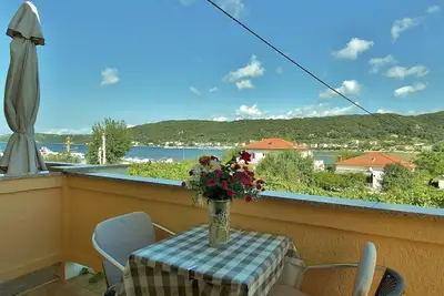Appartement d'une chambre avec le balcon et la vue sur le mer Supetarska Draga - Donja, Rab (A-4954-c)