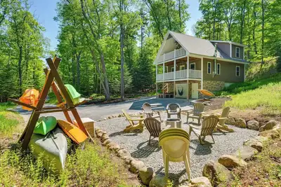 Image de Cozy Old Forge Home w \/ 2 porches, foyer, bain à remous