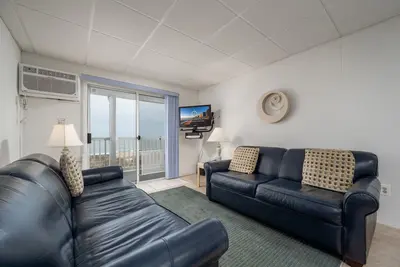 Image de Condos en bord de mer avec rare 2 nuits minimum de location et draps inclus!