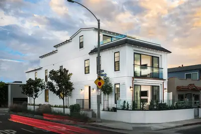 Image de Nouvelle maison de construction avec plusieurs terrasses et vue directe sur l'océan