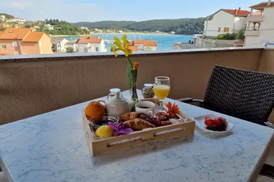 Garçonnière avec la terrasse et la vue sur le mer Kampor, Rab (As-5037-a)