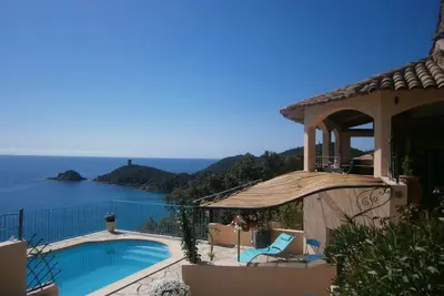 Image de 500m de la plage, Villa avec piscine et Spa privés face a la mer, vue imprenable