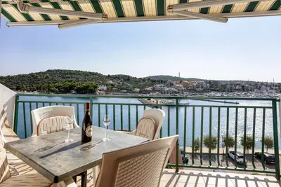 Image de Appartement d'une chambre prés de la plage Jezera, Murter (A-796-e)