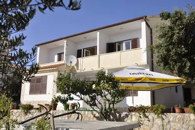 Appartement d'une chambre prés de la plage Barbat, Rab (A-14512-b)