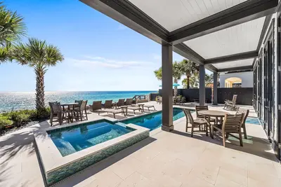 Image de Designer Gulf Front Home avec piscine privée à côté de la mer