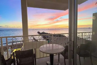 Image de Direct Oceanfront Waikiki! Parking, piscine, bain Ă remous, salle de sport incl